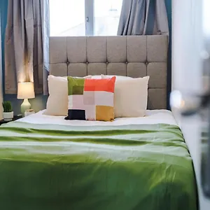 Family Friendly 3-bed With Free Parking On Site Huddersfield